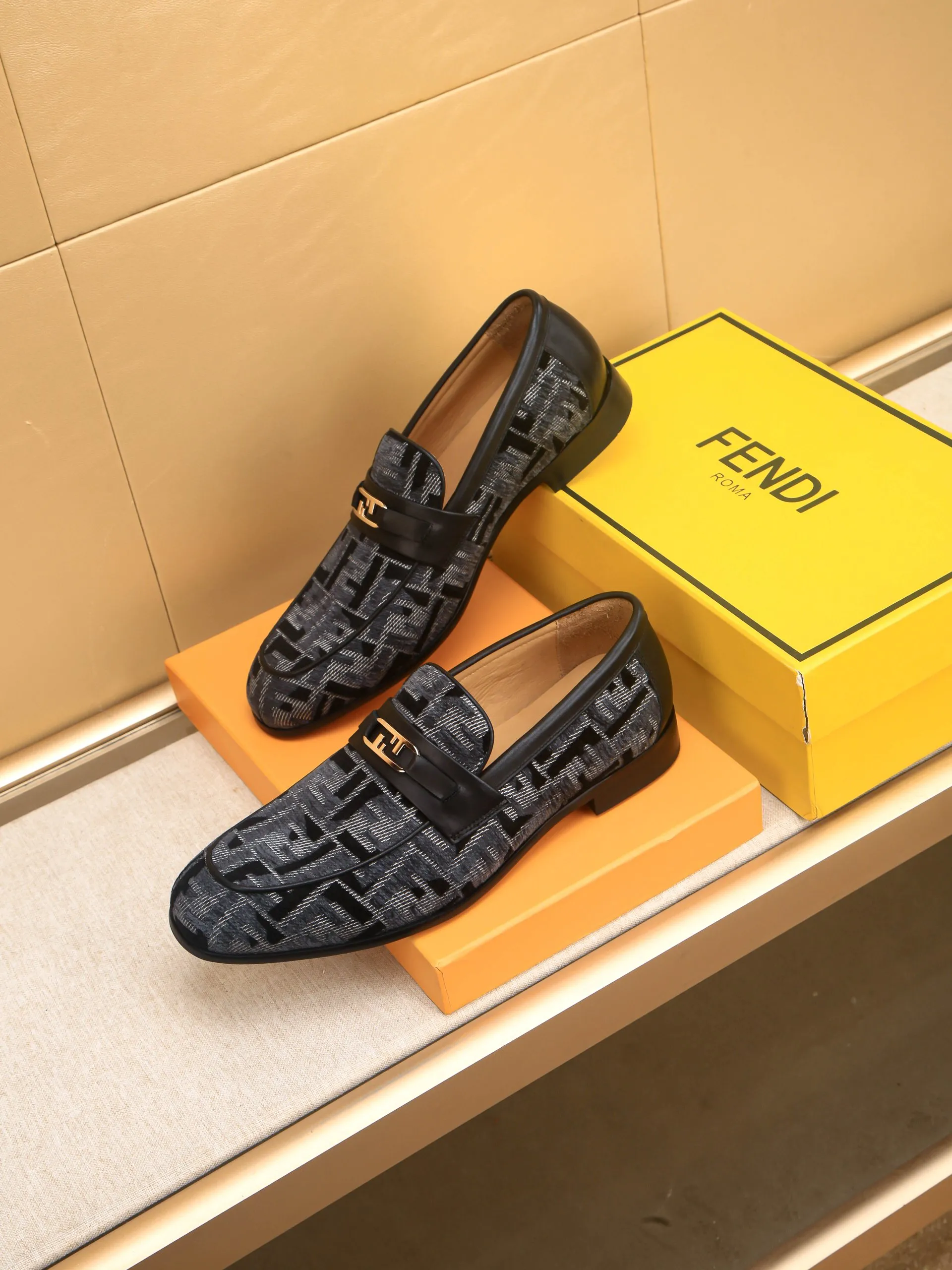 Men's shoes💰460 🕷🕷【FENDI】The latest men's formal leather shoes🇨🇳Classic series not to be missed💯The first layer is made of imported first-layer cowhide☘Original quality, the leather is smooth and delicate🎋Awesome version, perfect streamlined outline🍇🐮Leather lining, code number 39-44...(customized at 38.45.46.47)